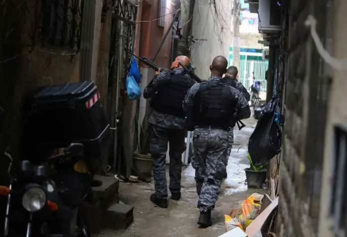 Homem é Assassinado a Tiros Dentro de Casa em Duque de Caxias